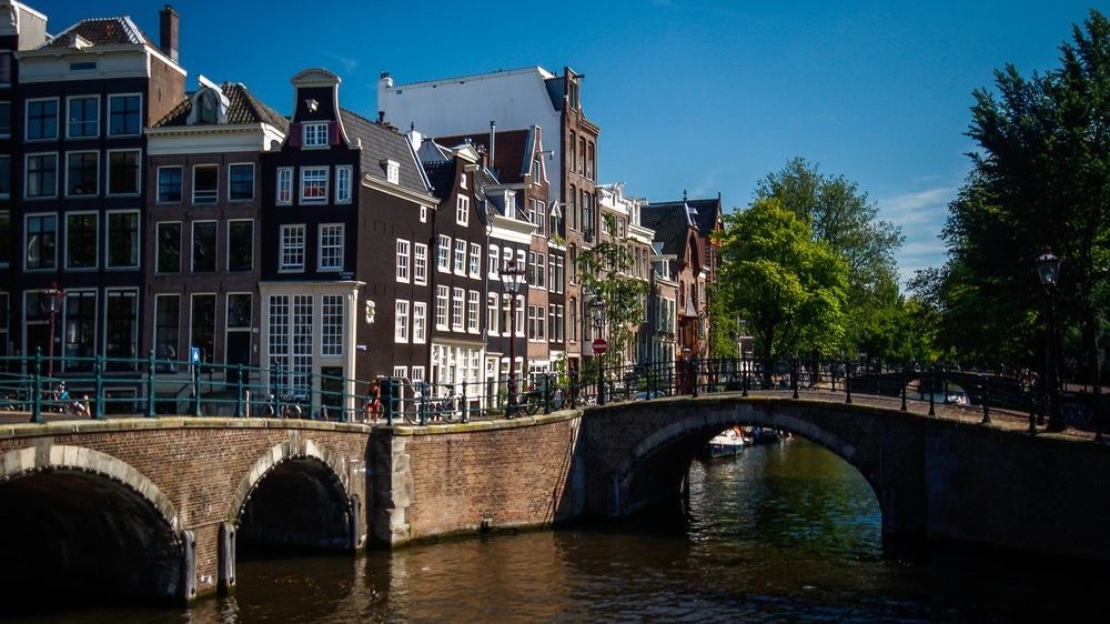 Kolemjdoucí v Amsterdamu pomohl zachránit turisty z potápějícího se auta